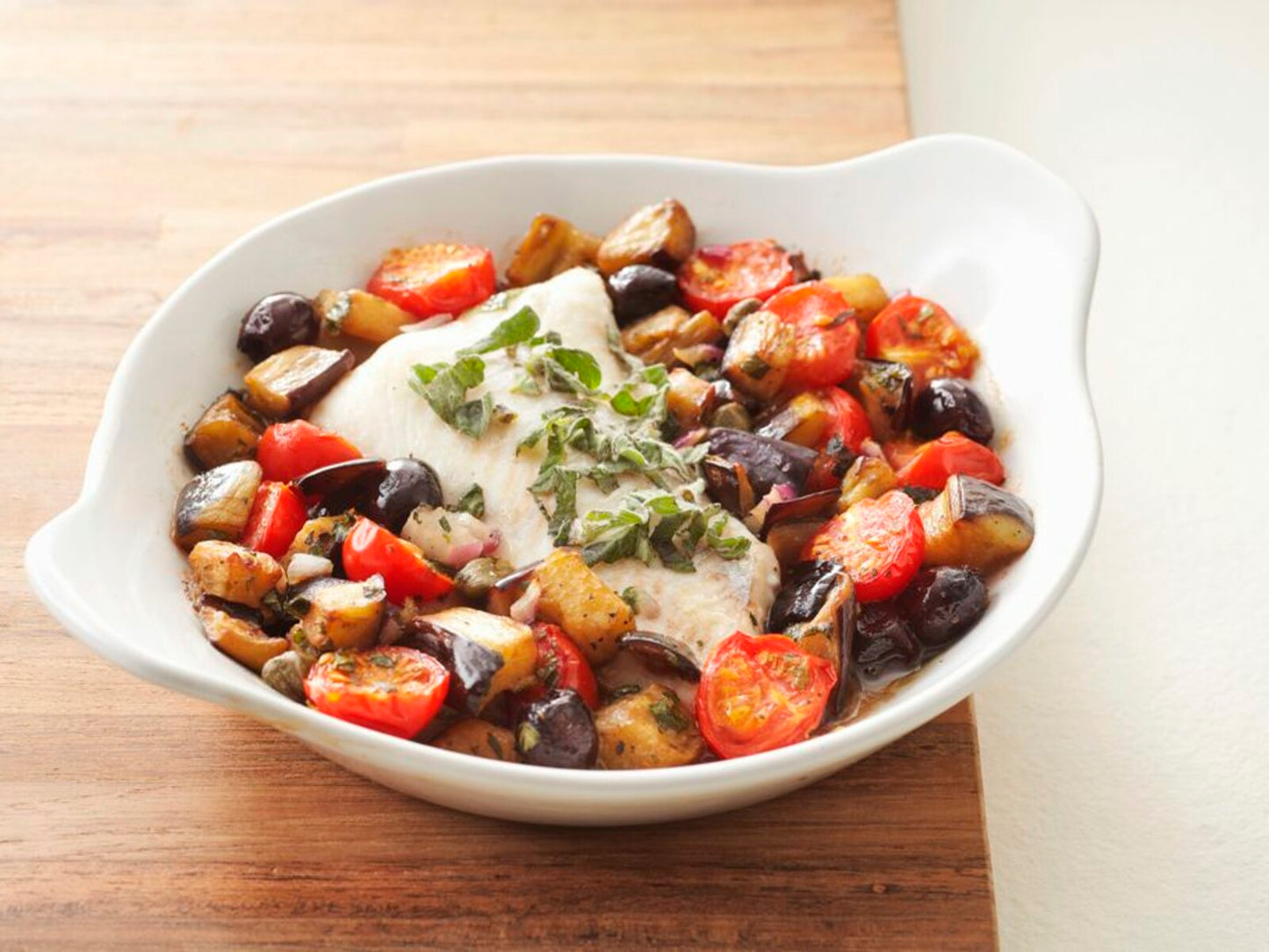 Wijting met cherry tomaatjes en aubergine uit de oven