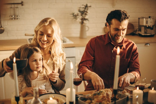 familie kinderen en vis eten