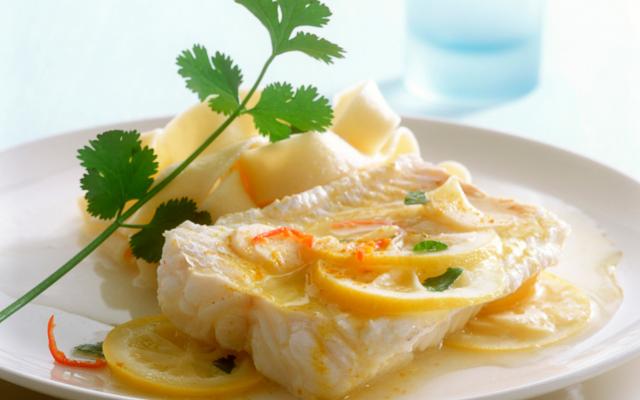 Gepocheerde leng met citroensaus