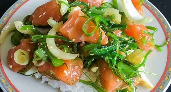 Poke bowl met gerookte zalm en zeewiersalade