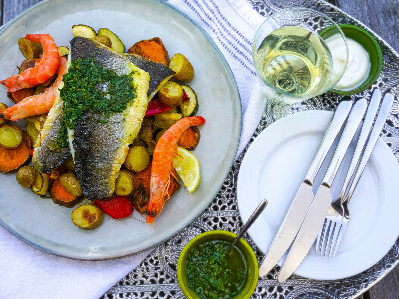 Zeebaars met salsa verde, gegrilde groenten en aardappeltjes