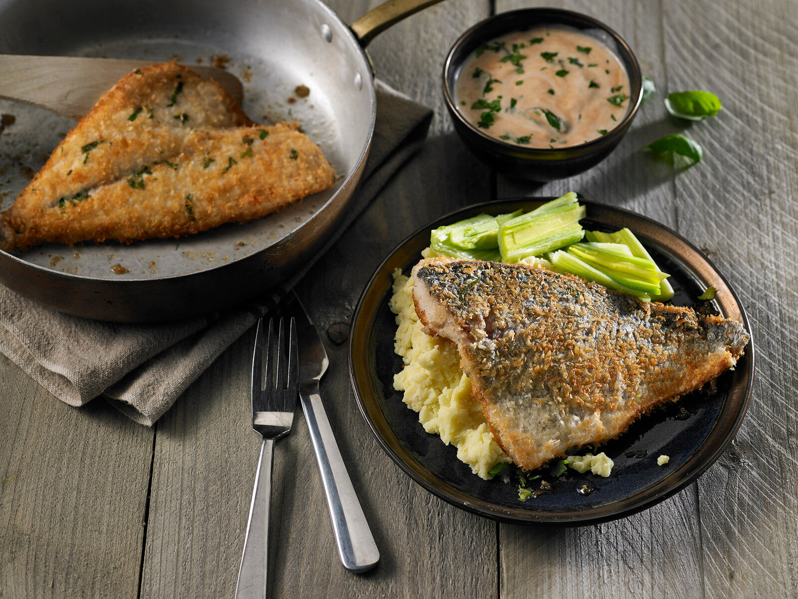 Gebakken dorade met tomaten-basilicumsaus