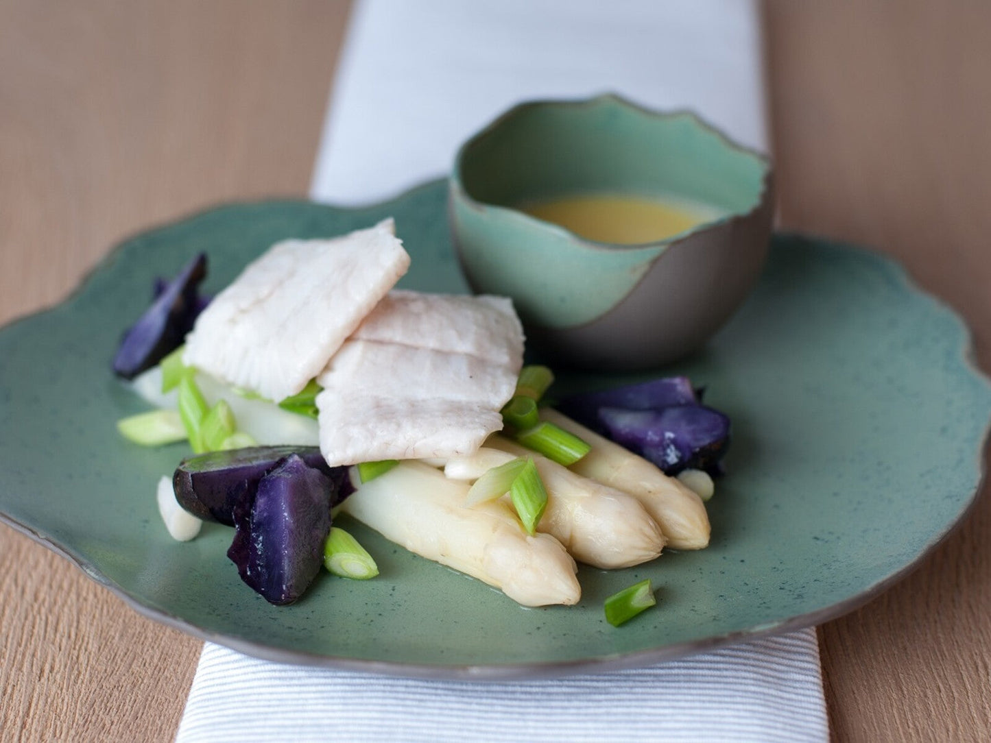 Griet met asperges, lente-ui en sabayon