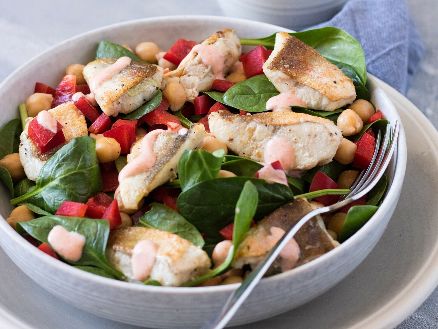 Poon met spinazie en paprikasalade